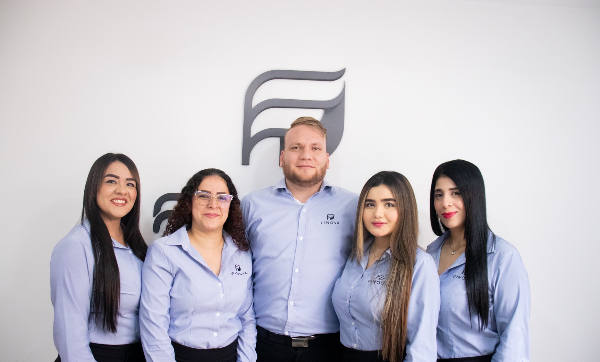 Equipo Finova trabajando